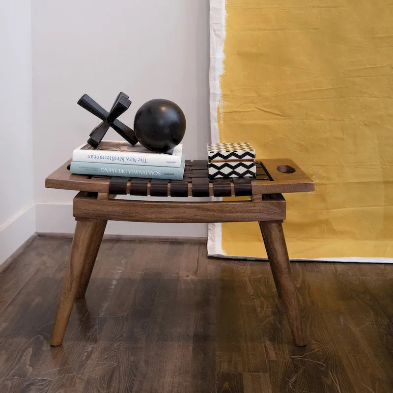 Sgabello in legno di mango nero e naturale con seduta in pelle intrecciata, seduta singola